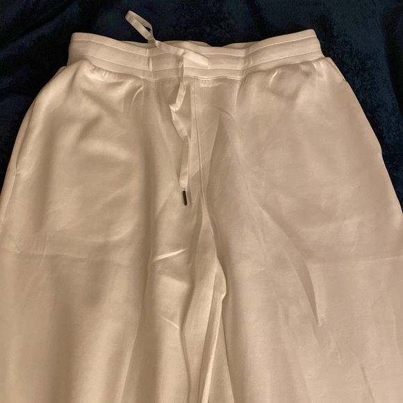 I’m selling this set of new white pant&sweater - Picture 16 of 16